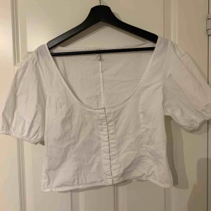  - Topp från Nelly i M. Passar för de med större byst. Använd fåtal gånger. 