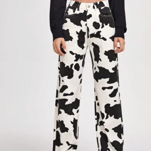 shein jeans - Hej! Jag undrar ifall någon skulle vara intresserade av att köpa dessa byxor. Dragkedjan har tyvärr gått sönder men går att byta ut. Dom är aldrig använda då dragkedjan gick sönder när jag provade dom. Storlek L men passar större S/M. Frakten är inkluderad.