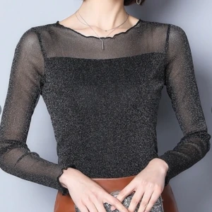 Glittrig mesh topp - Glittrig genomskinlig topp. Passar storlek XS-M pga töjbar och flexibelt tyg. OBS: baea genomskinlig topp, inget linne som på bild. Bild lånad, egna bilder finns vid intresse. 