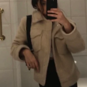 Teddyjacka - Supermysig Teddyjacka perfekt nu till hösten🤍 S/M skulle jag säga och man får plats med en hoodie under (frakt tillkommer)