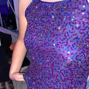 Svinballt linne - Lila paljettlinne storlek M men passar S. 