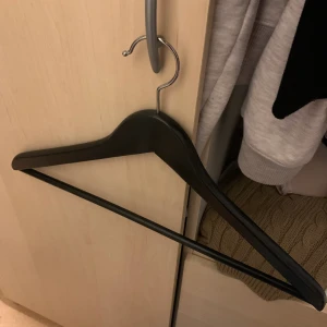 Galge Ny - Oanvända 3st svarta galgar säljes för 10 kr, samt 10st vita för 50kr. Kan köpas tillsammans eller separat. Köpare står för frakt. Upphämtning går även bra. 