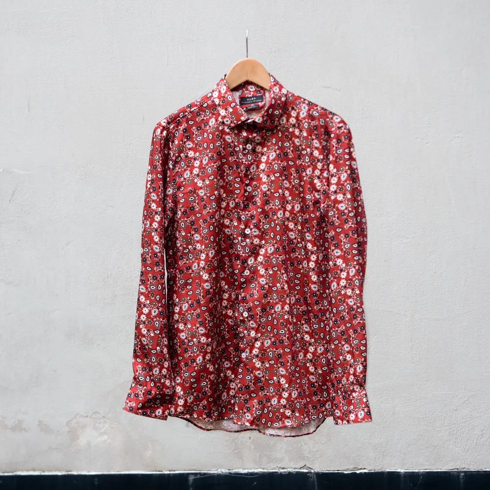 Skjorta från Zara i polyester. Helt oanvänd, org pris 799. Passar bra som oversized eller till din kille kanske.. Skjortor.