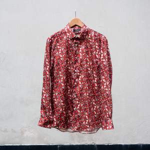 Skjorta från Zara i polyester. Helt oanvänd, org pris 799. Passar bra som oversized eller till din kille kanske.