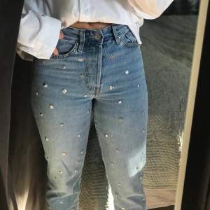 Säljer dessa coola mom jeans från HM i storlek 25 i midjan. De har tyvärr blivit något tajta på mig därav att jag säljer. Det är bara nitar på framsidan och alla sitter kvar. Skulle jämföra storleken med xs eller 32/34🥰 150kr + frakt