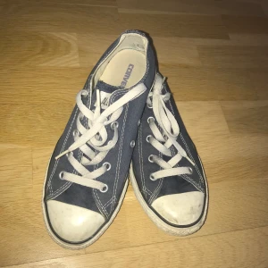 Blåa converse - Ett par låga blåa converse i storlek 35, skulle säga att de passar storlek 36 också. Köparen står för frakten