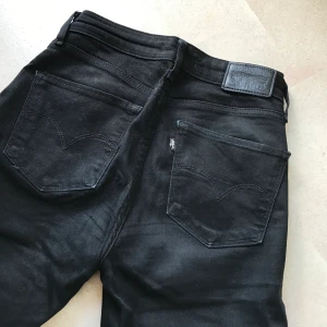 Levi’s 721 High Rise Skinny - Superfina svarta Levisjeans. Storlek 26. De sitter tight. Säljer på grund av för små. Sparsamt använda och har fortfarande kvar den svarta fina färgen. Kan mötas i Solna/Sundbyberg, alternativt Stockholm City. 