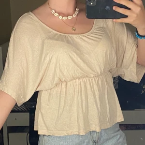 Vid tröja - En vid beige färgad tröja med en liten kjol precis under bysten/ midjan🤎 säljes p.g.a den inte passar! Strl XS men skulle mer säga S-M💜