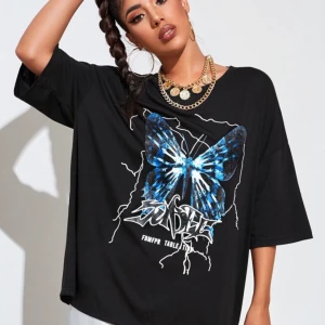 T-shirt  - Helt oöppnad skit snygg t-shirt säljer pga att jag råkade köpa två ❤️ väldigt oversized 