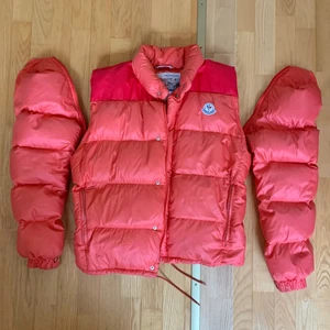 Vintage Monclerjacka  - Sjukt snygg vintage äkta Monclerjacka i en orange/röd färg. Ärmarna kan knäppas av till en väst! Bra skick, inga hål. Budgivning om fler är intresserade! Kan behöva tvättas, men har inga större fläckar. Har fler bilder! Frakt tillkommer på ca 80kr