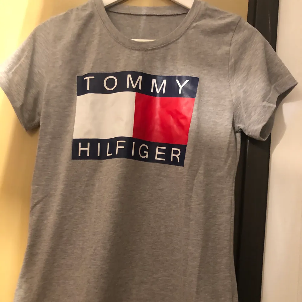 Grå Tommy Hilfiger tröja, storlek XL, liten i storlek. 100 kr    Finns att hämtas i Karlskrona, i stan. Fraktas för 63 kr  . T-shirts.