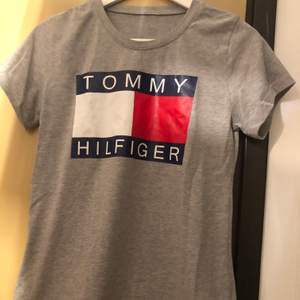 Grå Tommy Hilfiger tröja, storlek XL, liten i storlek. 100 kr    Finns att hämtas i Karlskrona, i stan. Fraktas för 63 kr  
