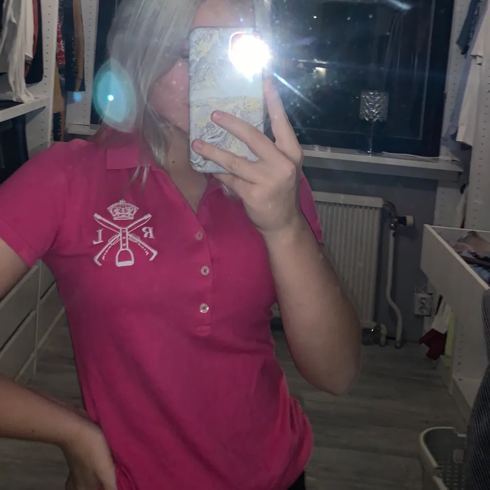 En rosa rhalph lauren polo T-shirt i storlek s, tyvärr är översta knapp sönder men annars väldigt fint skick. Använd under ridning. Frakt beros på vad paketet väger. . T-shirts.