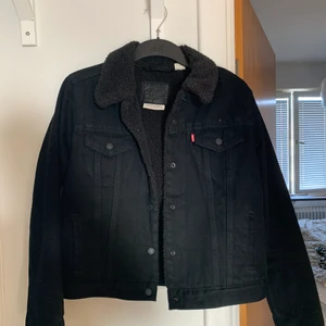Levis jacka  - Svart Levis jacka i storlek medium. Säljer då den är lite för liten för mig tyvärr. Använd jättelite, super bra skick. Köpte den november 2019 använd Max 5 gånger. Nypris ca 1500:-
