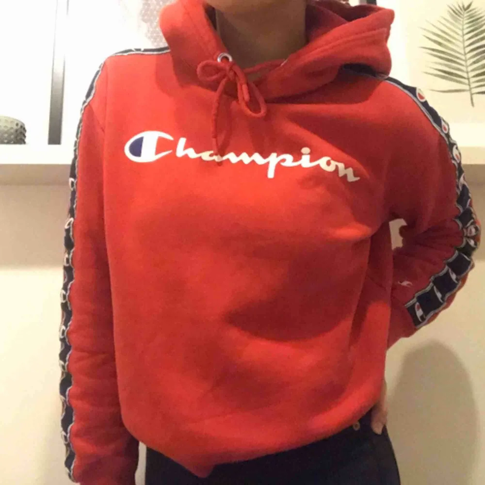 Säljer en favorithoodie då den inte kommer till användning längre. I storlek XS men passar mig som är runt 170. Är I fint skick, köpt från Champion; nypris runt 700kr💕. Hoodies.