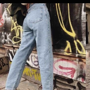  - jeans från cheap monday jag köpt på plick. säljer då de va små på mig, inget fel på storleken då jag egentligen är en 28/32. första bilden från tidigare säljare då den visar hur de egentligen ska sitta. köpare står för frakt. hör av er om ni har frågor!