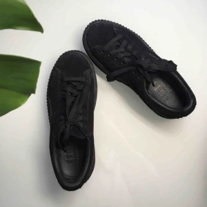  - Fenty x Puma creepers i svart mocka.  Köpta secondhand, aldrig använda av mig pga för stora. Väldigt fint skick! 