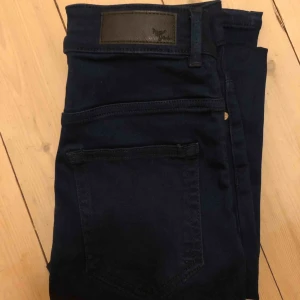  - High waisted blåa jeans. Sitter snyggt på! I jätte bra skick. Köpte fel storlek :/