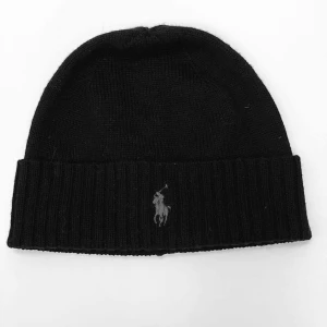  - Jätte fin svart polo mössa med en grå häst på⚡️ bra kvalite använd ett par fåtal ggr, om ni vill ha fler bilder o svar kom privat💃🏻⚡️