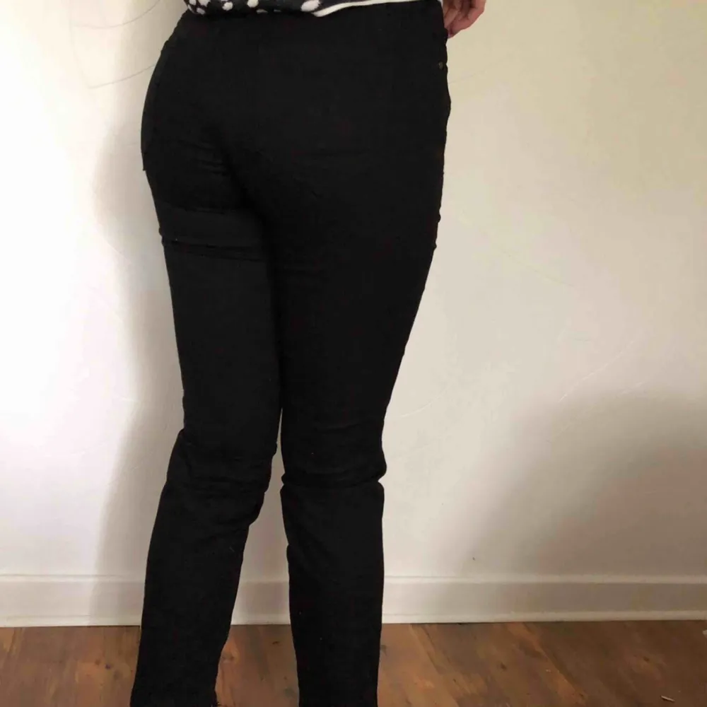 Svarta jeans! Tajta Lite kortare modell vid benen. Jeans & Byxor.