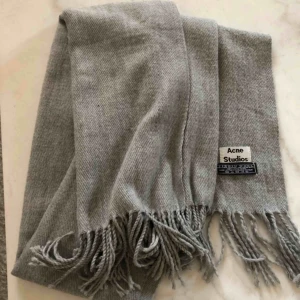  - Acne halsduk i fin skick.