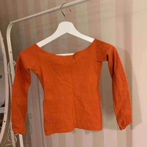  - En ribbad off-shoulder topp från BikBok i storlek XS! Använd & ett bra skick! 95% Bomull 5% Elastane