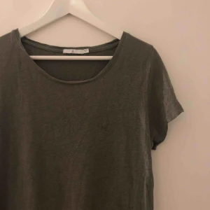  - Åhléns t-shirt i linne och viskos. Fint skick