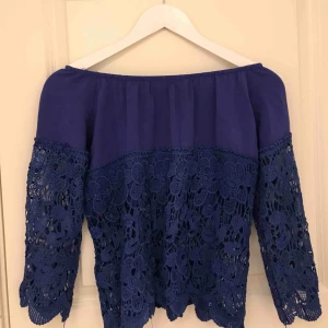  - Säljer den här tröjan från en marknad i Italien för att den inte kommer till användning. Det står att det är storlek L/XL men den passar mig som har S. Kan mötas upp i Norrtälje. Frakt tillkommer.💖