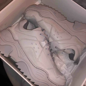  - Chunky sneakers från other stories. Aldrig använda, köpta för 990kr. Storlek 37:) Skorna är ljusgråa. Super fina men för små för mig:)