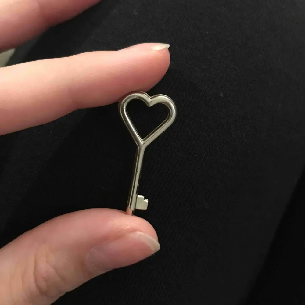 💍 Jätte gullig nyckel som kan användas som halssmycke tex (frakt kostar 10kr) 💍. Accessoarer.