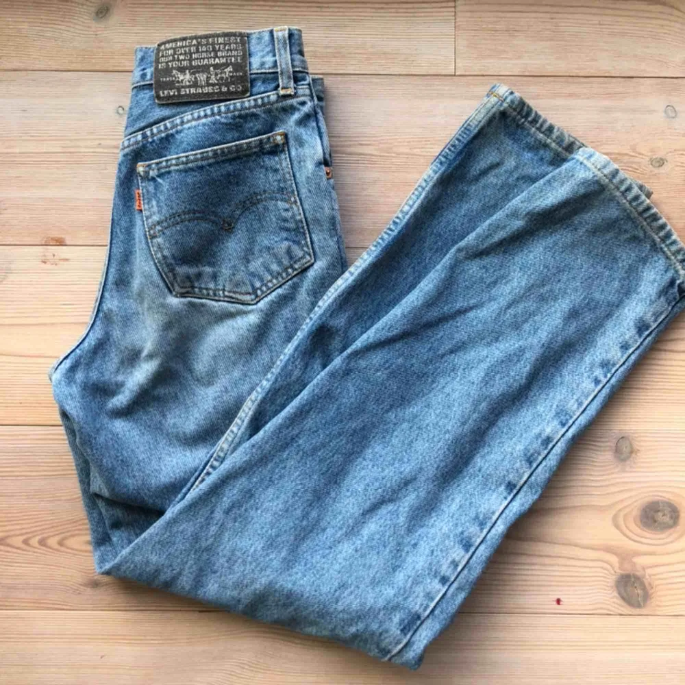 Härliga jeans från Levis i fint skick!   Köparen står för frakten . Jeans & Byxor.