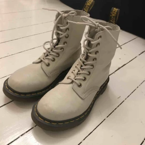  - Cremefärgade Dr Martens i mjukare material.  Köpta för 1395kr. Storlek 37 men lite smala i formen 