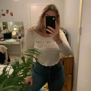  - En vit tröja med svart text på framsidan (se sista bilden). 