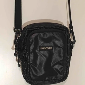  - Supreme shoulder bag (black). Okej skick,  Är köpt från Supremes egna hemsida:)