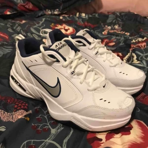  - Helt nya Nike Air Monarch. Använda två gånger. 