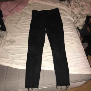  - Avklippta Svarta byxor från gina storlek 36 