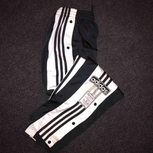  - Säljer mina adidas popper pants! köptes förra sommaren, kanske använda 1 gång hemma..