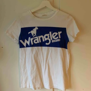  - Väldigt fin wrangler T-shirt med tryck över bröstet, rekommenderar att du är xs ifall du vill ha denna tröjan 