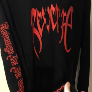  - oversized hoodie i M, Xxtentacion, revenge. Aldrig kommit till användning, frakten är inräknad i priset 😊