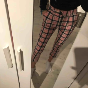 Sköna rosa byxor med coolt mönster  - Rosa plaidpants från Behrska. Använda enstaka gång. Köparen står för frakten, möts upp i Stockholm City eller Huddinge. Frakt inräknad i priset 