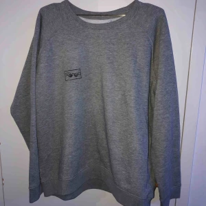  - säljer denna grå sweatshirt med the creation of adam på bröstet som jag gjort själv, vet ej vart den kommer ifrån men den är inte alls använd. tvättas i 40*C. möts upp i sthlm eller så står köparen för frakt :)