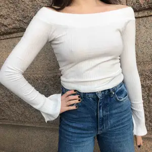 Rubbed white shirt. Long sleeves with slit, can be worn without bra. 