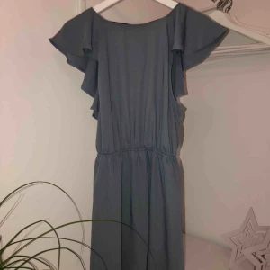  - Klänning från IVYREVEL i en superfin blå färg med öppen rygg. Jättefint skick, använd 1 gång, nypris ca 400kr. Köparen betalar frakten.