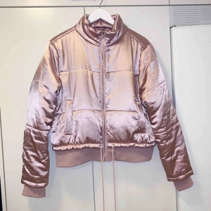  - Vinterjacka från Bikbok stl M. Kan skickas (frakt tillkommer). 