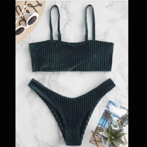  - Jätte fin sammets bikini! Sitter mer som S! 150kr eller den som budar högst!! 🥰
