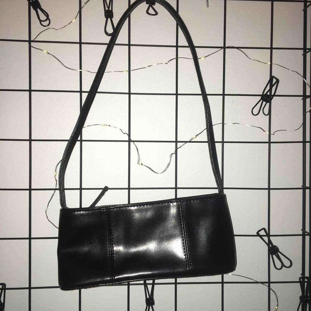 Söt liten svart handväska från hm Mått ca 20x10 cm  Frakt tillkommer på 30 kr💖. Väskor.