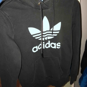  - I använt skick, är en hoodie  Hämtas i Söråker eller står köparen för frakten 