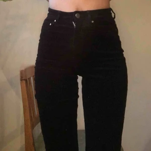  - Manchesterbyxor från & Other Stories. Dragkedjan går inte att håla uppe, men det kan man fixa om man orkar. Jag orkar inte, därför säljer jag dem hehe. ✨