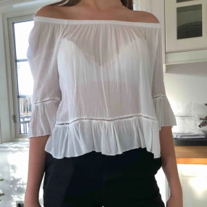 - Fin blus från Tessie. Storleken är S men det passar många olika storlekar. Köparen står för frakt🥰