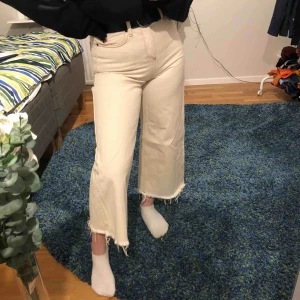  - Ett par krämvita bdg jeans i modellen ”flood”, köpta second hand men jättebra skick! Frakten ingår i priset🥰